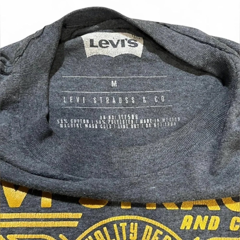 Levi's Heather Blue Tee with Yellow Graphic Size Medium